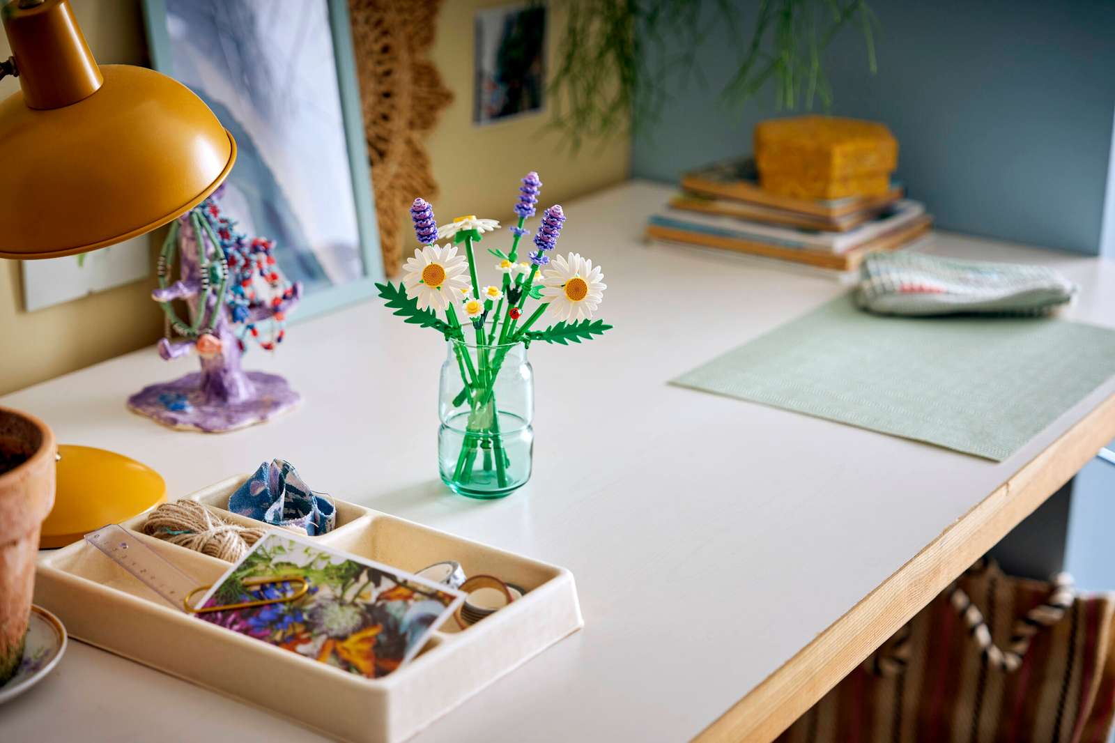 LEGO Botanicals Daisies (11508) - Image 5
